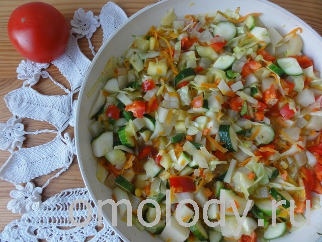 Овощное рагу с мангольдом, морковью, капустой и цукини