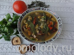 суп с мидиями, грибами Шиитаке, зеленой домашней лапшой и стеблями лопуха