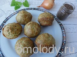 Картофельные маффины с луком и стеблями лопуха