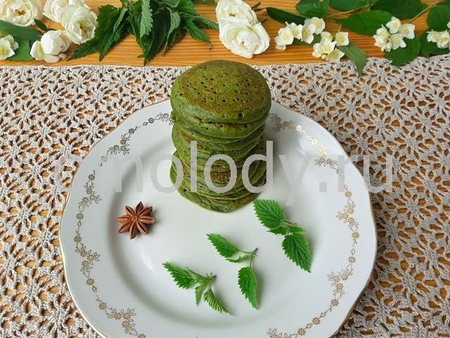 Зеленые оладьи из крапивы с лепестками розы
