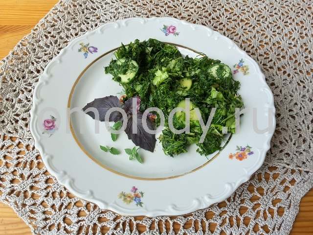 Салат с лебедой, зеленым луком, имбирем и свежими огурцами