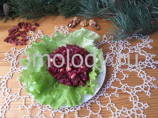 Свекольный салат с грецкими орехами и ягодами Годжи