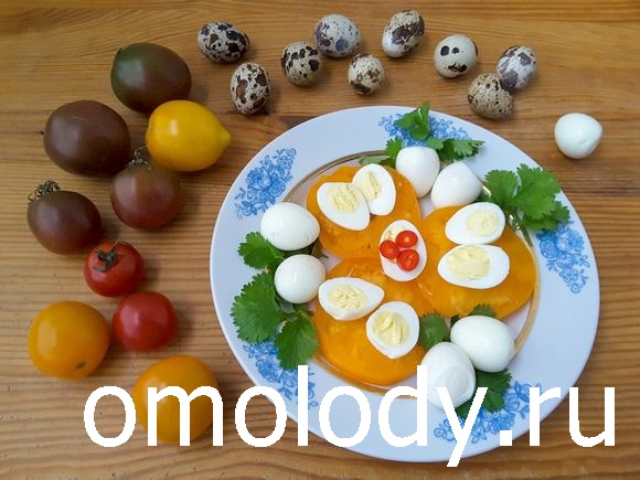 Перепелиные яйца с помидорами и зеленью