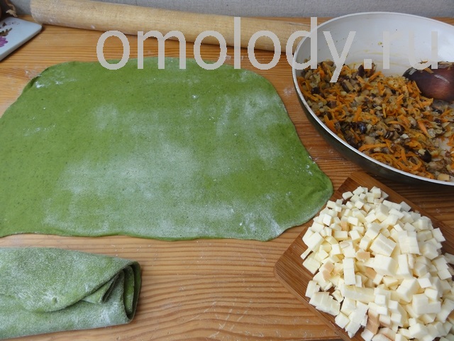 расстегаи с сыром и грибами из зеленого теста