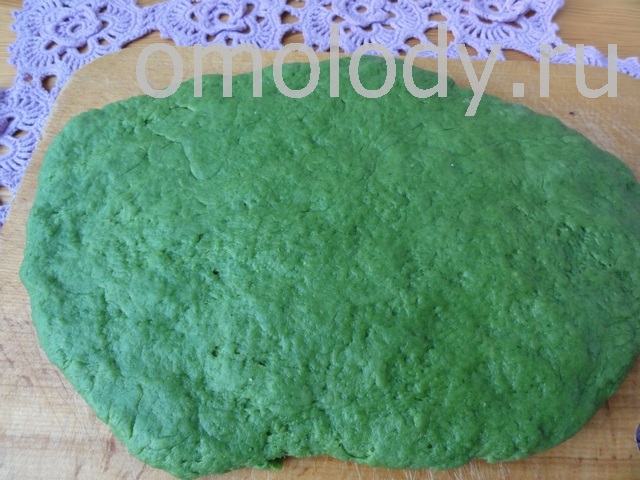 Песочное зеленое тесто с крапивой
