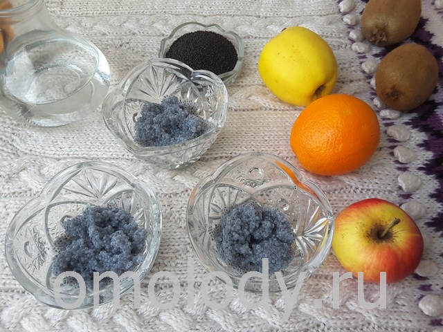 Десерт из семян базилика и сока фруктов или ягод