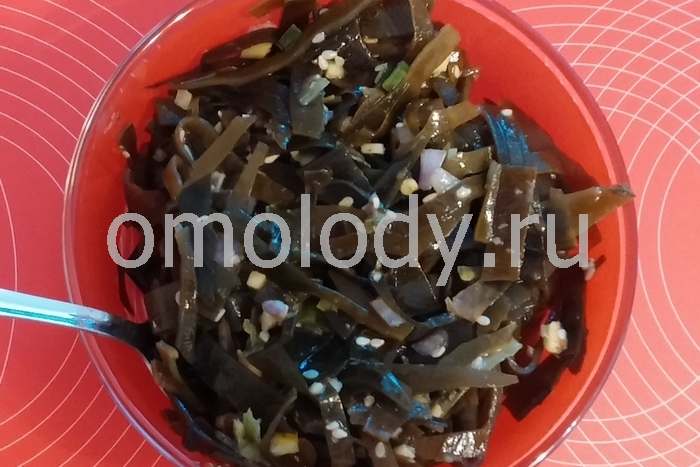 Салат из морских водорослей с кунжутом и имбирем
