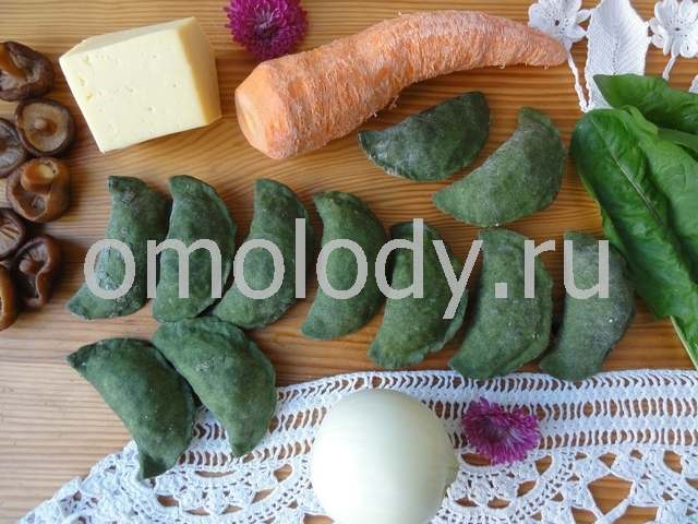Пельмени тортеллини из зеленого теста с грибами, листьями одуванчиков, морковью и сыром