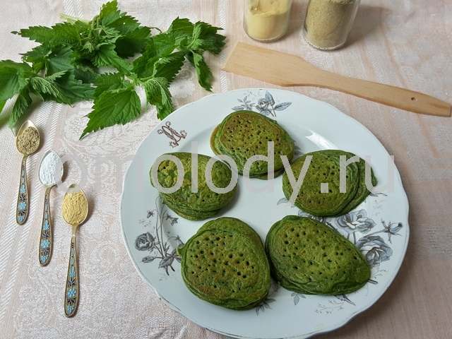 Зеленые оладьи с крапивой и кардамоном
