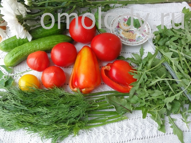 Салат из помидор и дикой рукколы с укропом