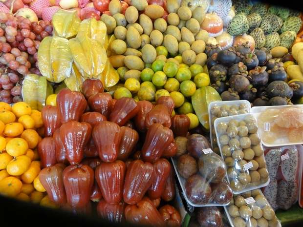 Тайские фрукты чомпу и карамбола