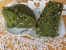 Зеленый кекс из глухой крапивы с орехами и кардамоном